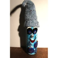 Geldgeschenk Dekofigur BLAUWICHTEL Weihnachtswichtel witzige Upcyclingfigur aus Weinflasche, gestrickte Accessoires