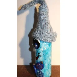 Geldgeschenk Dekofigur BLAUWICHTEL Weihnachtswichtel witzige Upcyclingfigur aus Weinflasche, gestrickte Accessoires