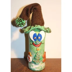 Geldgeschenk Dekofigur GRÜNWICHTEL Weihnachtswichtel witzige Upcyclingfigur aus Weinflasche, gestrickte Accessoires