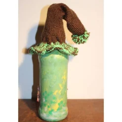 Geldgeschenk Dekofigur GRÜNWICHTEL Weihnachtswichtel witzige Upcyclingfigur aus Weinflasche, gestrickte Accessoires