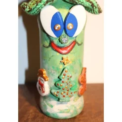 Geldgeschenk Dekofigur GRÜNWICHTEL Weihnachtswichtel witzige Upcyclingfigur aus Weinflasche, gestrickte Accessoires