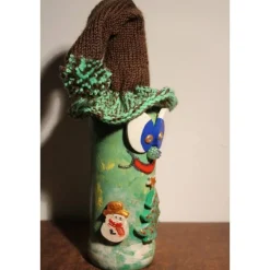 Geldgeschenk Dekofigur GRÜNWICHTEL Weihnachtswichtel witzige Upcyclingfigur aus Weinflasche, gestrickte Accessoires