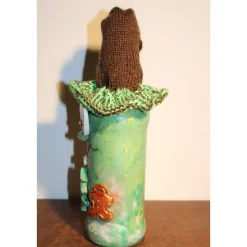 Geldgeschenk Dekofigur GRÜNWICHTEL Weihnachtswichtel witzige Upcyclingfigur aus Weinflasche, gestrickte Accessoires