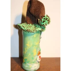 Geldgeschenk Dekofigur GRÜNWICHTEL Weihnachtswichtel witzige Upcyclingfigur aus Weinflasche, gestrickte Accessoires