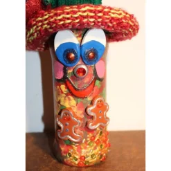 Geldgeschenk Dekofigur LEBKUCHENWICHTEL Weihnachtswichtel witzige Upcyclingfigur aus Weinflasche, gestrickte Accessoires