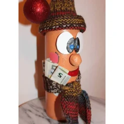 Geldgeschenk Dekofigur MAXI Weihnachtswichtel witzige Upcyclingfigur aus einer Glasflasche, handgestrickte Accessoires