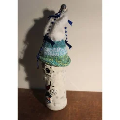 Geldgeschenk Dekofigur STERNENWICHTEL Weihnachtswichtel witzige Upcyclingfigur aus Weinflasche, gestrickte Accessoires