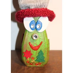 Geldgeschenk Dekofigur WICHTEL Weihnachtswichtel witzige Upcyclingfigur aus Weinflasche, gestrickte Accessoires