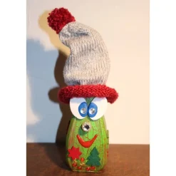 Geldgeschenk Dekofigur WICHTEL Weihnachtswichtel witzige Upcyclingfigur aus Weinflasche, gestrickte Accessoires