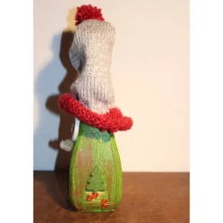 Geldgeschenk Dekofigur WICHTEL Weihnachtswichtel witzige Upcyclingfigur aus Weinflasche, gestrickte Accessoires