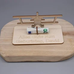 Geldgeschenk Doppeldecker Flugzeug - aus Holz personalisiert