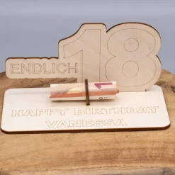 Geldgeschenk Endlich 18 - aus Holz personalisiert