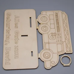 Geldgeschenk Feuerwehrauto - aus Holz personalisiert