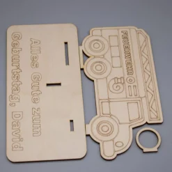 Geldgeschenk Feuerwehrauto - aus Holz personalisiert