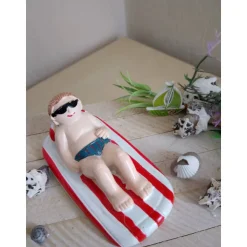 Geldgeschenk für Urlauber – Deko-Box mit junger Mann auf Luftmatratze am Strand – Sommer, Sonne, runder Geburtstag