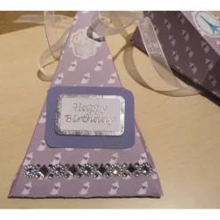 Geldgeschenk Geburtstagskarte Dreieckschachtel lila mit Straßbordüre – originelle Verpackung für Jugendweihe & Geburtstag