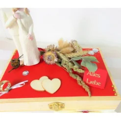 Geldgeschenk Hochzeit, Hochzeitsgeschenk, natur rot, Holzbox mit Brautpaar Figur