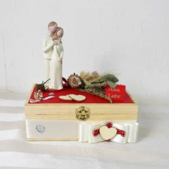 Geldgeschenk Hochzeit, Hochzeitsgeschenk, natur rot, Holzbox mit Brautpaar Figur