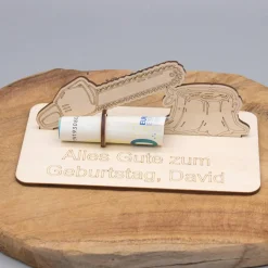 Geldgeschenk Kettensäge mit Baum - aus Holz personalisiert