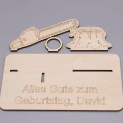 Geldgeschenk Kettensäge mit Baum - aus Holz personalisiert