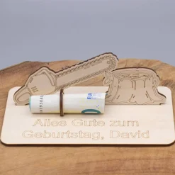 Geldgeschenk Kettensäge mit Baum - aus Holz personalisiert
