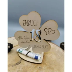 Geldgeschenk Kleeblatt aus Holz zum 18. Geburtstag – personalisiert mit Namensgravur, 12,5 cm oder 18 cm