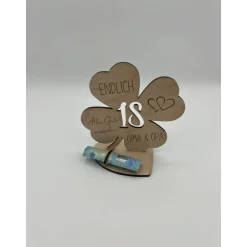 Geldgeschenk Kleeblatt aus Holz zum 18. Geburtstag – personalisiert mit Namensgravur, 12,5 cm oder 18 cm