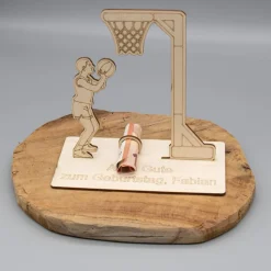 Geldgeschenk mit Basketballspieler/-in - aus Holz personalisiert