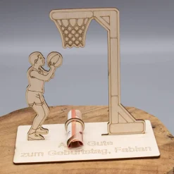 Geldgeschenk mit Basketballspieler/-in - aus Holz personalisiert
