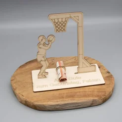 Geldgeschenk mit Basketballspieler/-in - aus Holz personalisiert