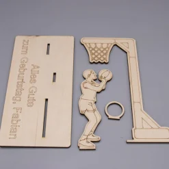 Geldgeschenk mit Basketballspieler/-in - aus Holz personalisiert