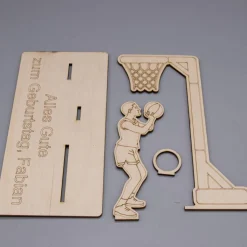 Geldgeschenk mit Basketballspieler/-in - aus Holz personalisiert