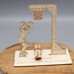 Geldgeschenk mit Basketballspieler/-in - aus Holz personalisiert