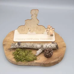 Geldgeschenk mit Fahrradfahrerin - aus Holz personalisiert