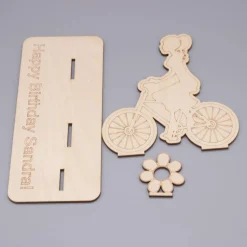 Geldgeschenk mit Fahrradfahrerin - aus Holz personalisiert