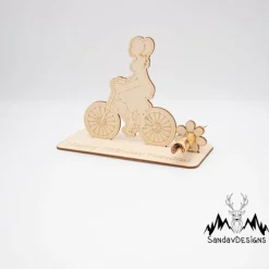 Geldgeschenk mit Fahrradfahrerin - aus Holz personalisiert