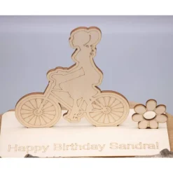 Geldgeschenk mit Fahrradfahrerin - aus Holz personalisiert