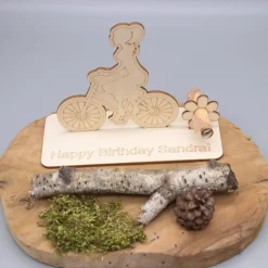 Geldgeschenk mit Fahrradfahrerin - aus Holz personalisiert