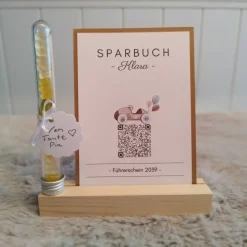 Geldgeschenk Personalisiert | Virtuelles Sparbuch | QrCode Geschenkkarte inklusive Reagenzglas und Kartenständern | Auto