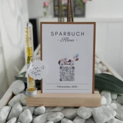 Geldgeschenk Personalisiert | Virtuelles Sparbuch | QrCode Geschenkkarte inklusive Reagenzglas und Kartenständern | Auto