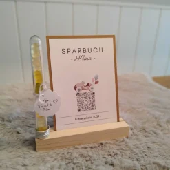 Geldgeschenk Personalisiert | Virtuelles Sparbuch | QrCode Geschenkkarte inklusive Reagenzglas und Kartenständern | Auto