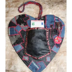 Geldgeschenk zu Valentinstag Muttertag oder Vatertag JEANSHERZ Collage, gestaltet auf einem herzförmigen Bambusbrett