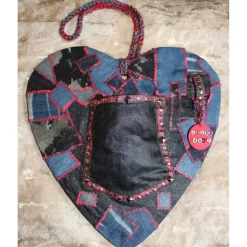 Geldgeschenk zu Valentinstag Muttertag oder Vatertag JEANSHERZ Collage, gestaltet auf einem herzförmigen Bambusbrett