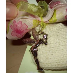 Geldgeschenk zur Kommunion & Taufe – Dreieckschachtel mit Stricksocke als Schlüsselanhänger