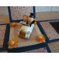 Geldgeschenkverpackung - Goldhochzeit - mit Goldhochzeitsfigur im Auto