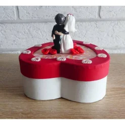 Geldgeschenkverpackung Herz mit Brautpaar und Verzierungen (rot-weiß)