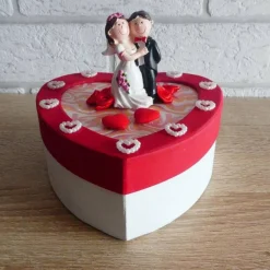 Geldgeschenkverpackung Herz mit Brautpaar und Verzierungen (rot-weiß)