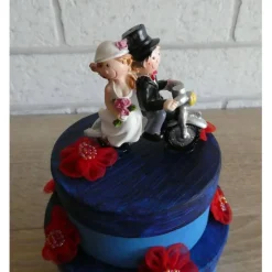 Geldgeschenkverpackung zweistöckige Torte mit Brautpaar auf dem Motorrad und Verzierungen (blau/rot)