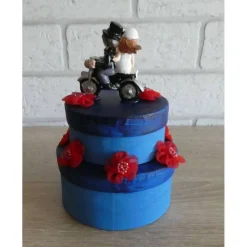 Geldgeschenkverpackung zweistöckige Torte mit Brautpaar auf dem Motorrad und Verzierungen (blau/rot)