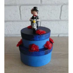 Geldgeschenkverpackung zweistöckige Torte mit Brautpaar auf dem Motorrad und Verzierungen (blau/rot)